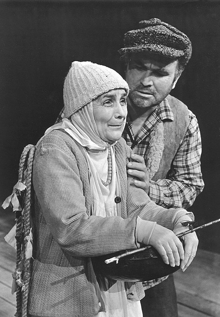 Н.И. Дунаев Күрше ролендә («Бичура», М. Гыйләҗев. Күрше хатыны ролендә Н. Гәрәева)